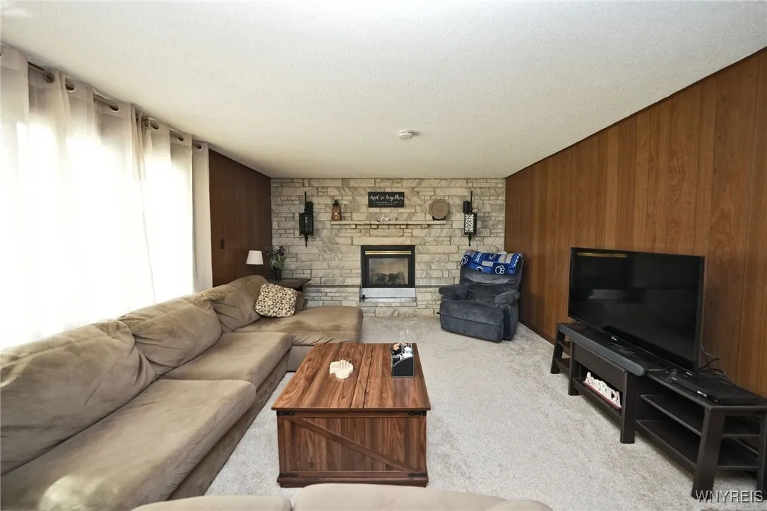 Family Rm w/ gas FP