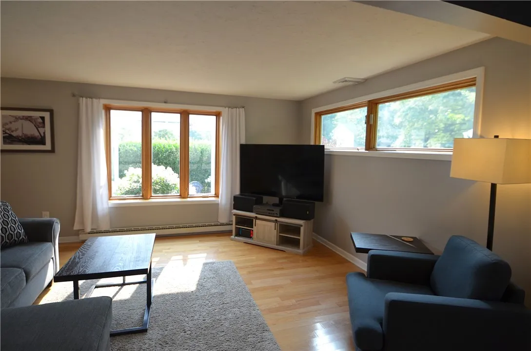 front living room w/hardwood flooring