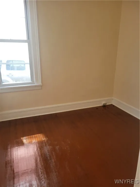 291 East East North Street Upper, Buffalo, New Yor, Buffalo, New York 14204, 2 Bedrooms Bedrooms, 6 Rooms Rooms,1 BathroomBathrooms,Residential Lease,For Rent,291 East East North Street Upper, Buffalo, New Yor,B1628983
