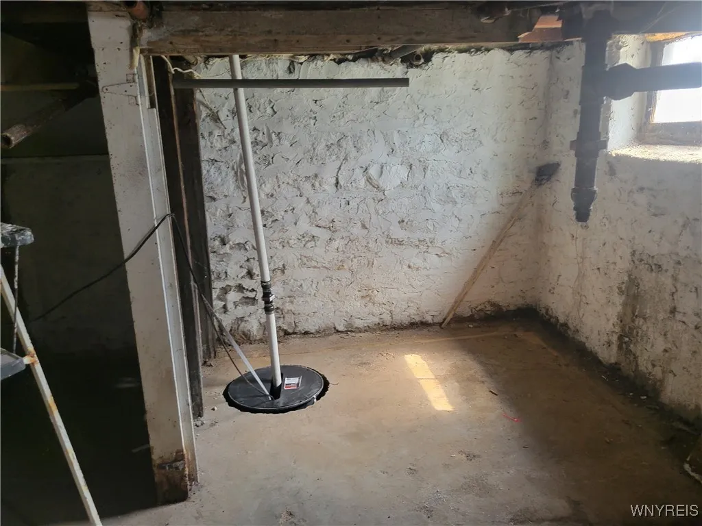291 East East North Street Upper, Buffalo, New Yor, Buffalo, New York 14204, 2 Bedrooms Bedrooms, 6 Rooms Rooms,1 BathroomBathrooms,Residential Lease,For Rent,291 East East North Street Upper, Buffalo, New Yor,B1628983
