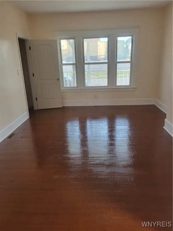 291 East East North Street Upper, Buffalo, New Yor, Buffalo, New York 14204, 2 Bedrooms Bedrooms, 6 Rooms Rooms,1 BathroomBathrooms,Residential Lease,For Rent,291 East East North Street Upper, Buffalo, New Yor,B1628983