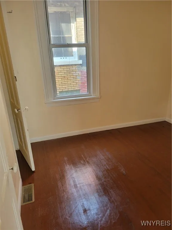 291 East East North Street Upper, Buffalo, New Yor, Buffalo, New York 14204, 2 Bedrooms Bedrooms, 6 Rooms Rooms,1 BathroomBathrooms,Residential Lease,For Rent,291 East East North Street Upper, Buffalo, New Yor,B1628983