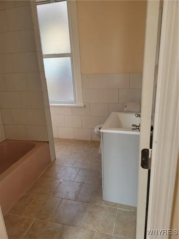 291 East East North Street Upper, Buffalo, New Yor, Buffalo, New York 14204, 2 Bedrooms Bedrooms, 6 Rooms Rooms,1 BathroomBathrooms,Residential Lease,For Rent,291 East East North Street Upper, Buffalo, New Yor,B1628983