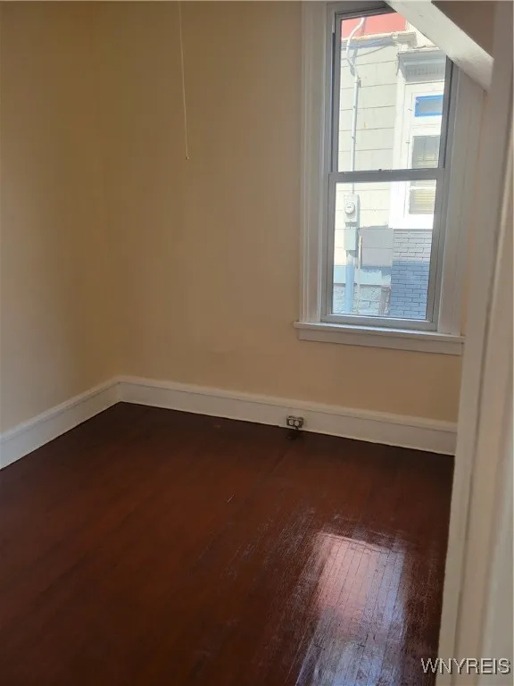 291 East East North Street Upper, Buffalo, New Yor, Buffalo, New York 14204, 2 Bedrooms Bedrooms, 6 Rooms Rooms,1 BathroomBathrooms,Residential Lease,For Rent,291 East East North Street Upper, Buffalo, New Yor,B1628983