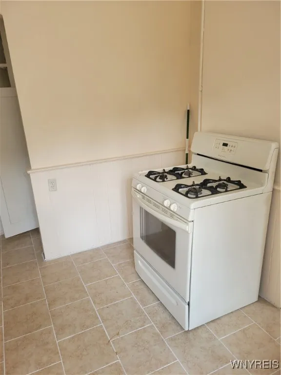 291 East East North Street Upper, Buffalo, New Yor, Buffalo, New York 14204, 2 Bedrooms Bedrooms, 6 Rooms Rooms,1 BathroomBathrooms,Residential Lease,For Rent,291 East East North Street Upper, Buffalo, New Yor,B1628983