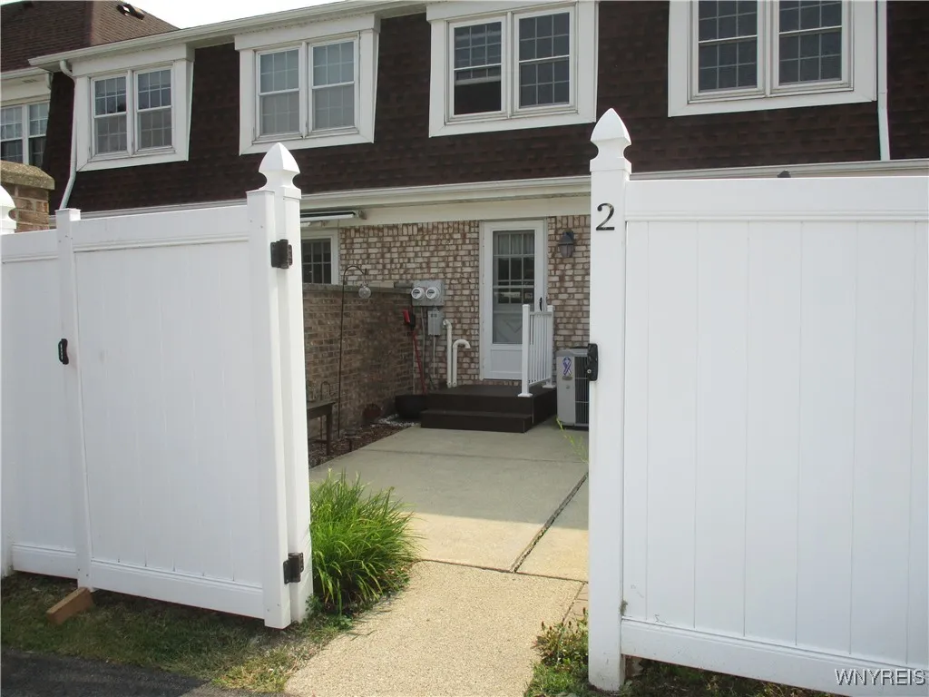 105-2 Carriage Drive 2, Orchard Park, New York 141, Orchard Park, New York 14127, 3 Bedrooms Bedrooms, 6 Rooms Rooms,1 BathroomBathrooms,Residential,For Sale,105-2 Carriage Drive 2, Orchard Park, New York 141,B1628994
