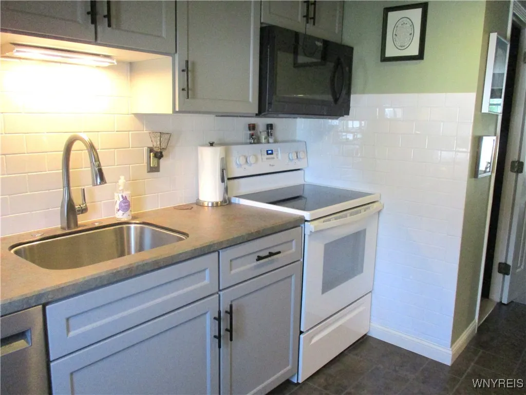 105-2 Carriage Drive 2, Orchard Park, New York 141, Orchard Park, New York 14127, 3 Bedrooms Bedrooms, 6 Rooms Rooms,1 BathroomBathrooms,Residential,For Sale,105-2 Carriage Drive 2, Orchard Park, New York 141,B1628994