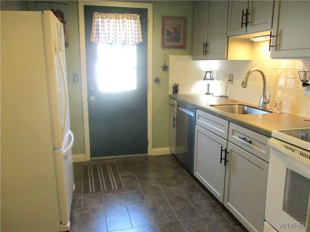 105-2 Carriage Drive 2, Orchard Park, New York 141, Orchard Park, New York 14127, 3 Bedrooms Bedrooms, 6 Rooms Rooms,1 BathroomBathrooms,Residential,For Sale,105-2 Carriage Drive 2, Orchard Park, New York 141,B1628994