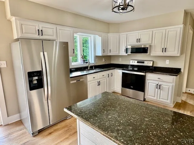 Spacious custom kitchen w/ island