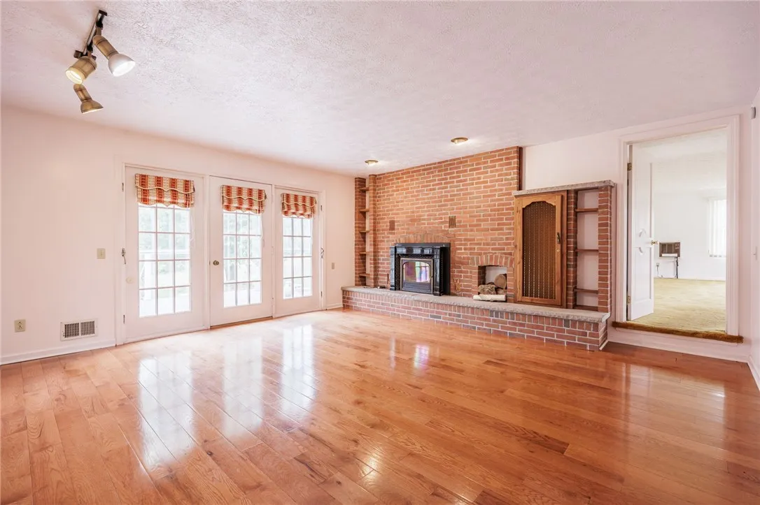 1673 Salt Road, Penfield, New York 14526, Penfield, New York 14526, 5 Bedrooms Bedrooms, 9 Rooms Rooms,2 BathroomsBathrooms,Residential,Closed,1673 Salt Road, Penfield, New York 14526,0,R1628366