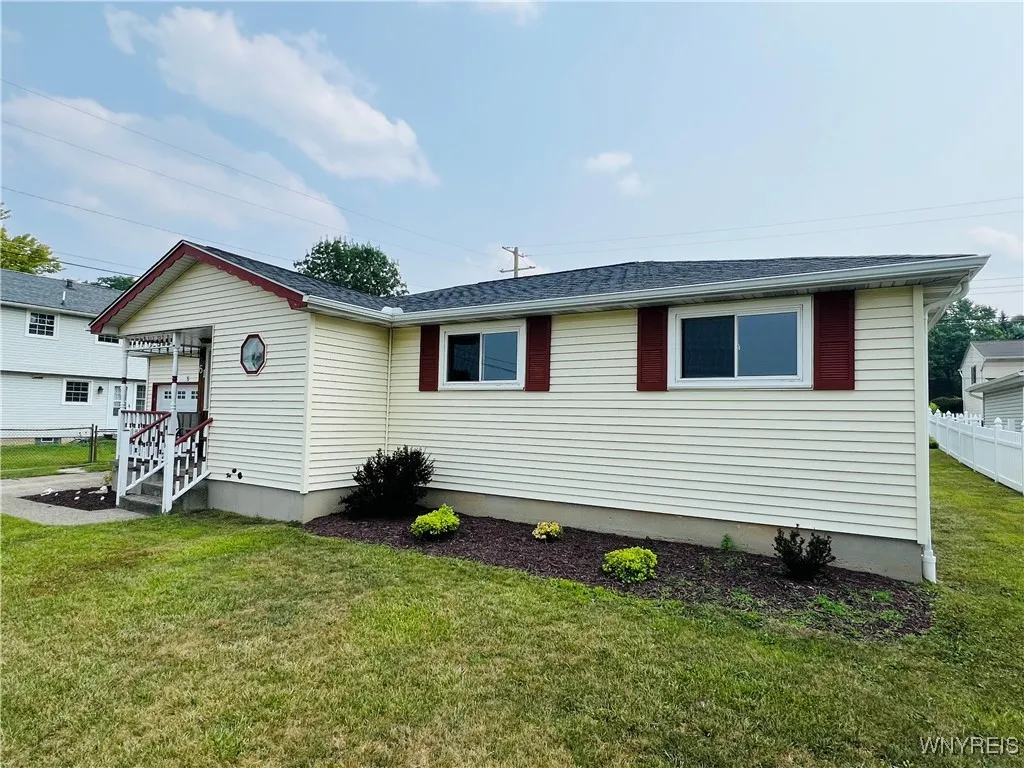 61 Centerview Drive, West Seneca, New York 14224, West Seneca, New York 14224, 3 Bedrooms Bedrooms, 6 Rooms Rooms,1 BathroomBathrooms,Residential,For Sale,61 Centerview Drive, West Seneca, New York 14224,B1629014