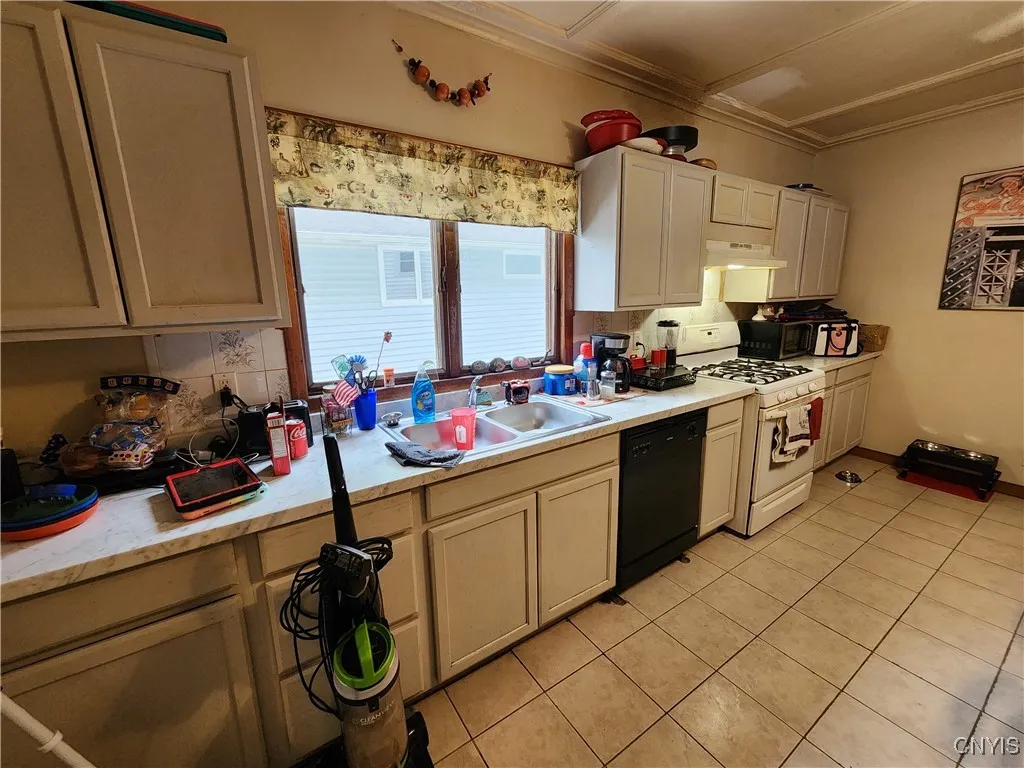 2725 Grant Boulevard 27, Syracuse, New York 13208, Syracuse, New York 13208, 6 Bedrooms Bedrooms, ,2 BathroomsBathrooms,Residential,Closed,2725 Grant Boulevard 27, Syracuse, New York 13208,0,S1629148