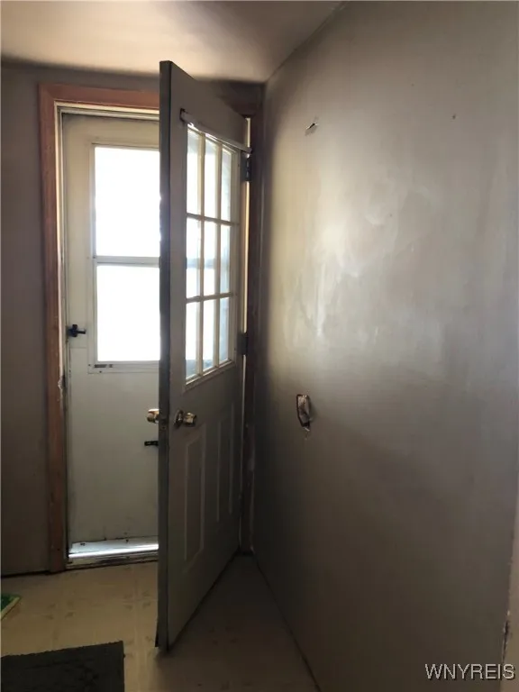 DECK ENTRY FOYER