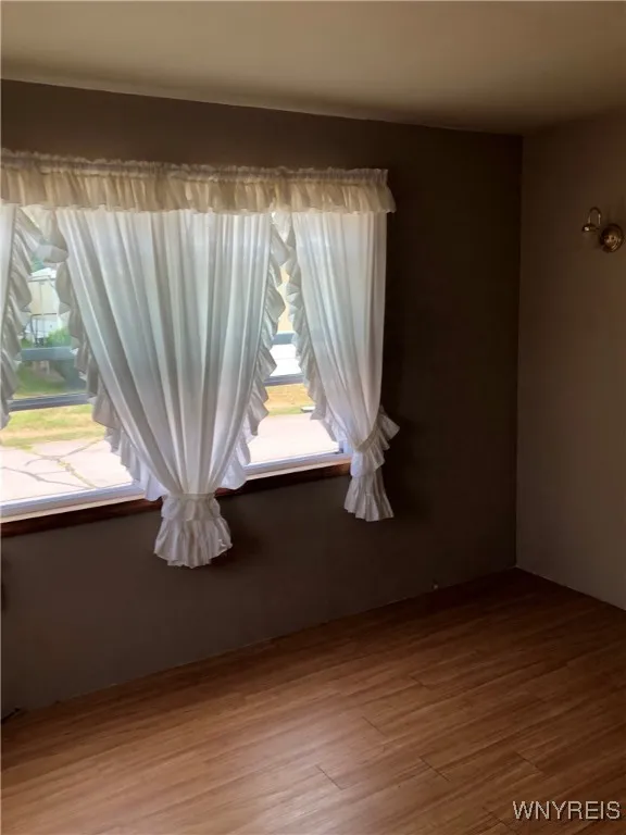 FLEXIBLE - FORMAL DINING OR FAM ROOM