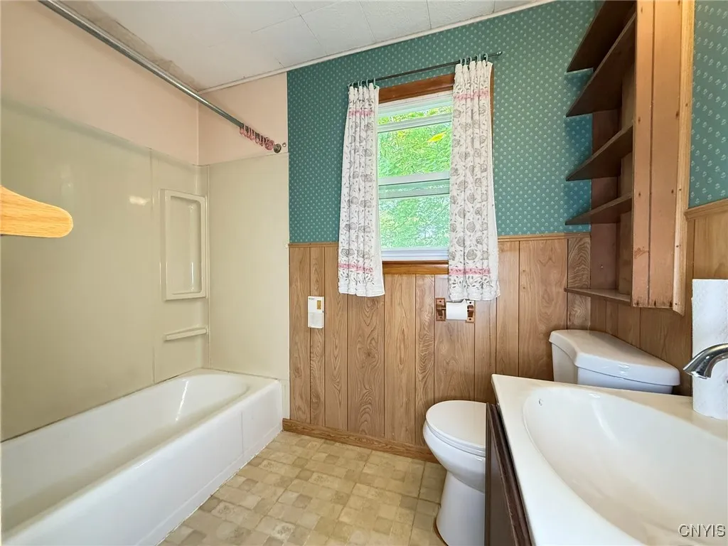 154 West Kendall Drive, Manlius, New York 13057, Manlius, New York 13057, 4 Bedrooms Bedrooms, 6 Rooms Rooms,1 BathroomBathrooms,Residential,Closed,154 West Kendall Drive, Manlius, New York 13057,0,S1629136