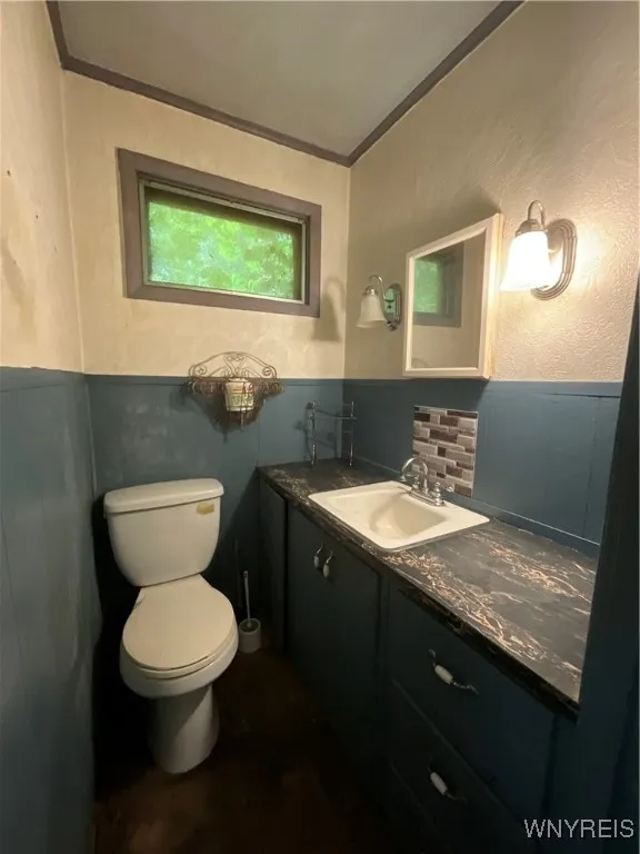 First floor 1/2 bath