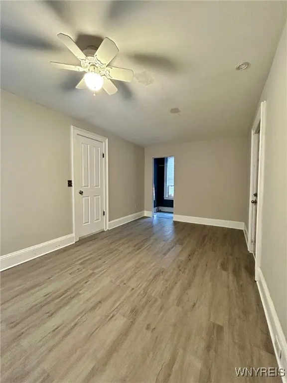 Larger bdrm w/ small walk in closet