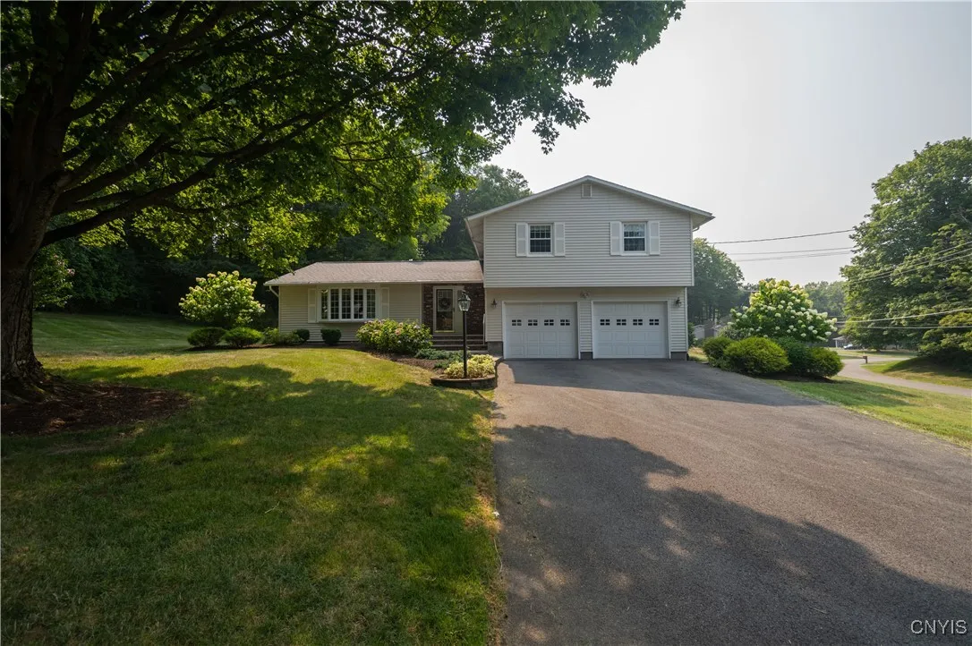 200 Emann Drive, Camillus, New York 13031, Camillus, New York 13031, 4 Bedrooms Bedrooms, 6 Rooms Rooms,2 BathroomsBathrooms,Residential,Closed,200 Emann Drive, Camillus, New York 13031,0,S1629066