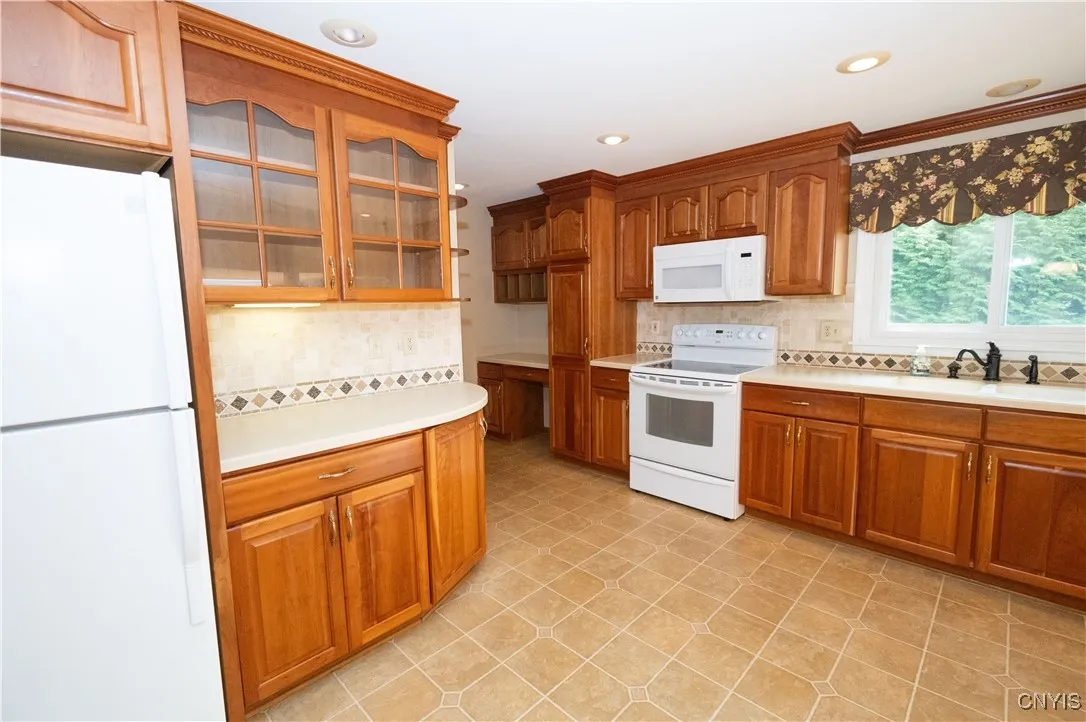 200 Emann Drive, Camillus, New York 13031, Camillus, New York 13031, 4 Bedrooms Bedrooms, 6 Rooms Rooms,2 BathroomsBathrooms,Residential,Closed,200 Emann Drive, Camillus, New York 13031,0,S1629066