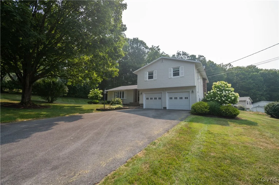 200 Emann Drive, Camillus, New York 13031, Camillus, New York 13031, 4 Bedrooms Bedrooms, 6 Rooms Rooms,2 BathroomsBathrooms,Residential,Closed,200 Emann Drive, Camillus, New York 13031,0,S1629066