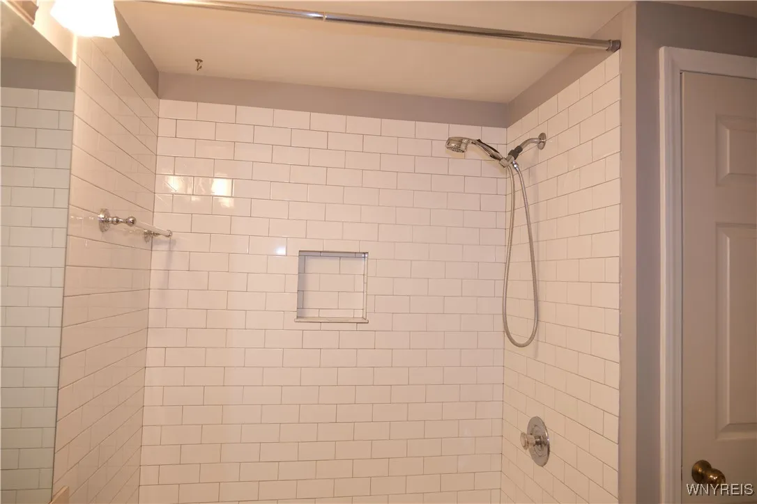 233 Richmond Avenue 3, Buffalo, New York 14222, Buffalo, New York 14222, 2 Bedrooms Bedrooms, 5 Rooms Rooms,1 BathroomBathrooms,Residential Lease,For Rent,233 Richmond Avenue 3, Buffalo, New York 14222,B1629275