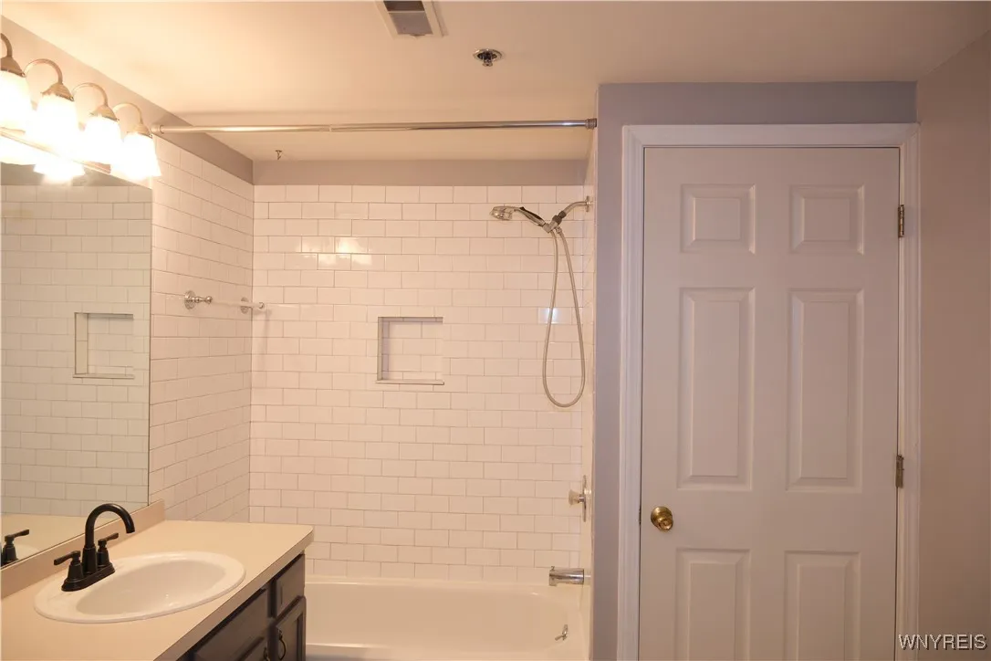 233 Richmond Avenue 3, Buffalo, New York 14222, Buffalo, New York 14222, 2 Bedrooms Bedrooms, 5 Rooms Rooms,1 BathroomBathrooms,Residential Lease,For Rent,233 Richmond Avenue 3, Buffalo, New York 14222,B1629275