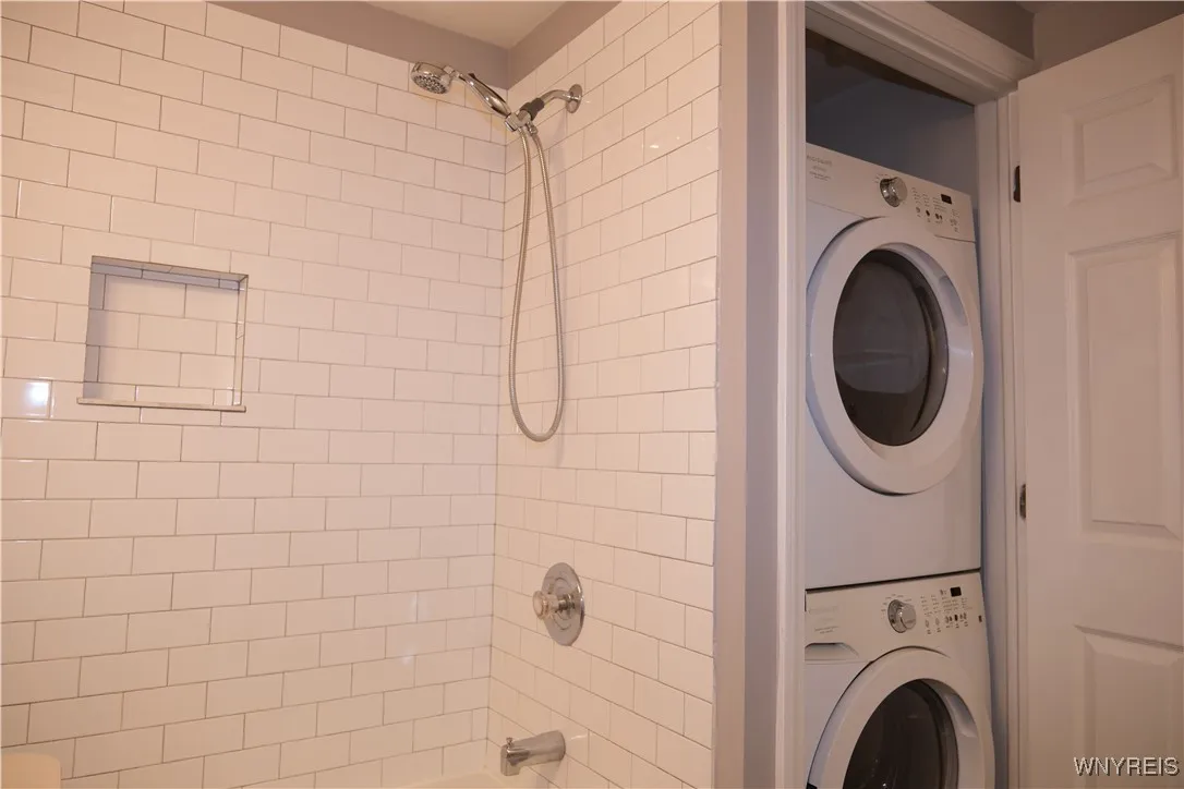 233 Richmond Avenue 3, Buffalo, New York 14222, Buffalo, New York 14222, 2 Bedrooms Bedrooms, 5 Rooms Rooms,1 BathroomBathrooms,Residential Lease,For Rent,233 Richmond Avenue 3, Buffalo, New York 14222,B1629275