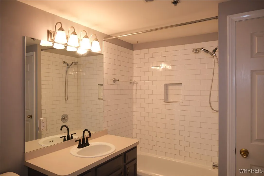 233 Richmond Avenue 3, Buffalo, New York 14222, Buffalo, New York 14222, 2 Bedrooms Bedrooms, 5 Rooms Rooms,1 BathroomBathrooms,Residential Lease,For Rent,233 Richmond Avenue 3, Buffalo, New York 14222,B1629275