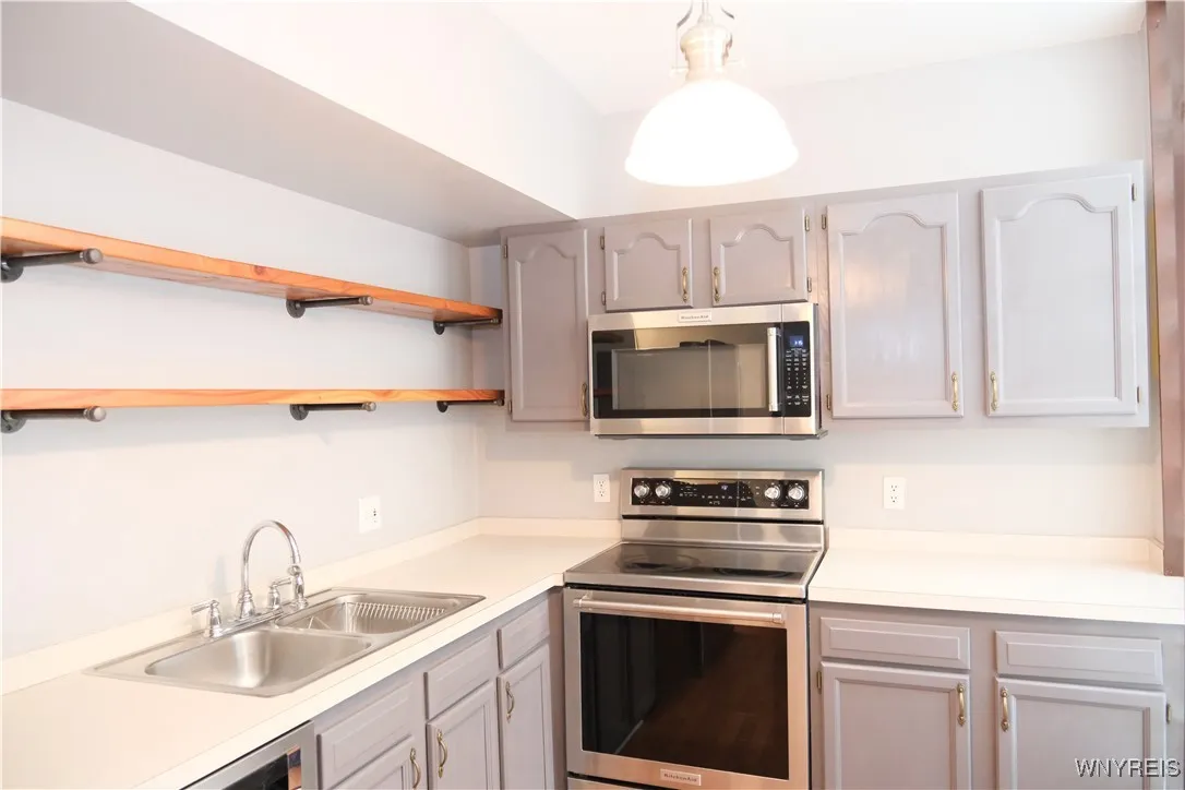 233 Richmond Avenue 3, Buffalo, New York 14222, Buffalo, New York 14222, 2 Bedrooms Bedrooms, 5 Rooms Rooms,1 BathroomBathrooms,Residential Lease,For Rent,233 Richmond Avenue 3, Buffalo, New York 14222,B1629275