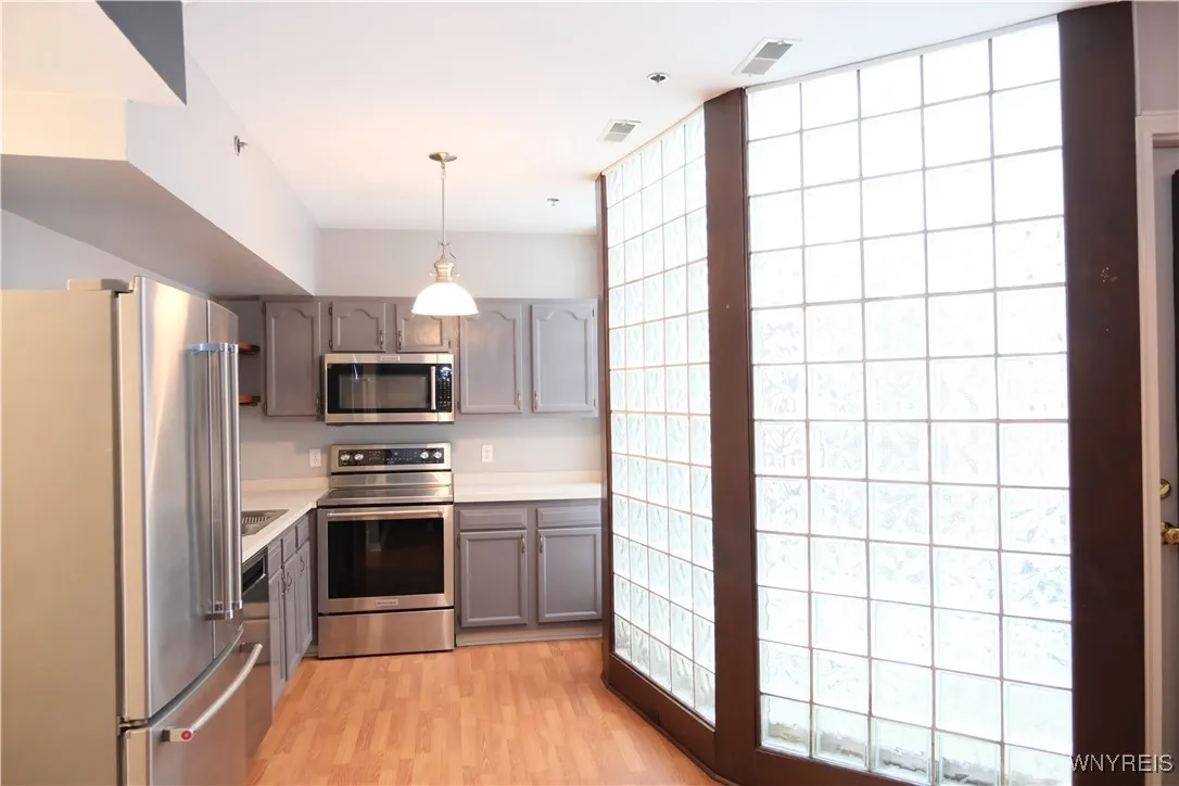 233 Richmond Avenue 3, Buffalo, New York 14222, Buffalo, New York 14222, 2 Bedrooms Bedrooms, 5 Rooms Rooms,1 BathroomBathrooms,Residential Lease,For Rent,233 Richmond Avenue 3, Buffalo, New York 14222,B1629275
