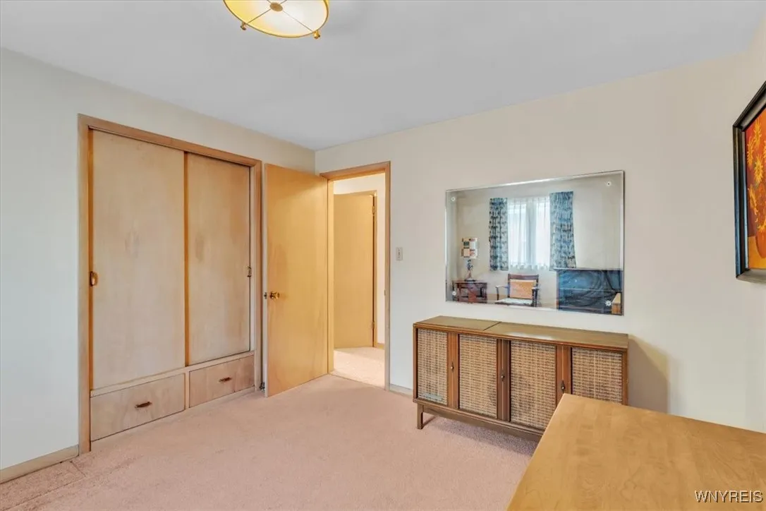The same detail in the closet is here in this room also