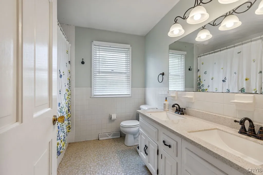 8174 Old Sunridge Drive, Manlius, New York 13104, Manlius, New York 13104, 4 Bedrooms Bedrooms, 11 Rooms Rooms,2 BathroomsBathrooms,Residential,Closed,8174 Old Sunridge Drive, Manlius, New York 13104,0,S1628921