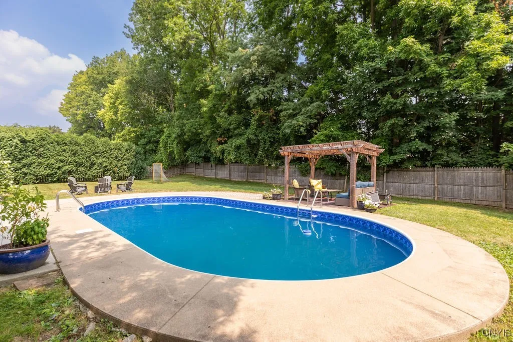 8174 Old Sunridge Drive, Manlius, New York 13104, Manlius, New York 13104, 4 Bedrooms Bedrooms, 11 Rooms Rooms,2 BathroomsBathrooms,Residential,Closed,8174 Old Sunridge Drive, Manlius, New York 13104,0,S1628921
