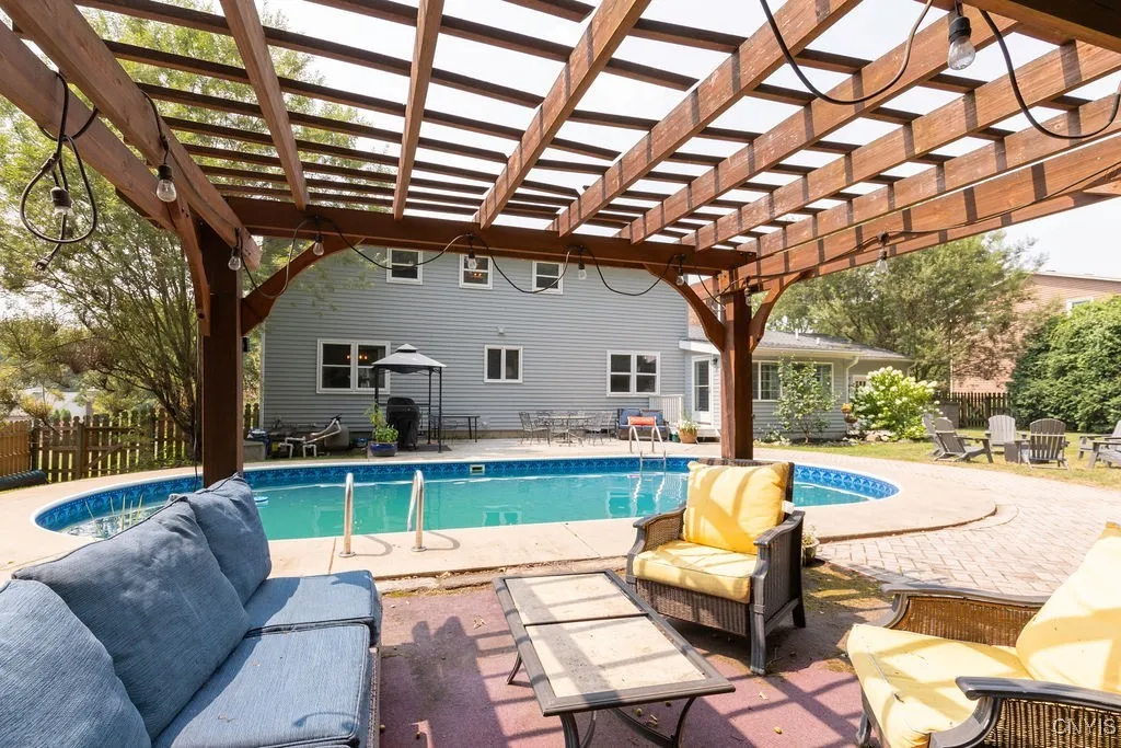 8174 Old Sunridge Drive, Manlius, New York 13104, Manlius, New York 13104, 4 Bedrooms Bedrooms, 11 Rooms Rooms,2 BathroomsBathrooms,Residential,Closed,8174 Old Sunridge Drive, Manlius, New York 13104,0,S1628921