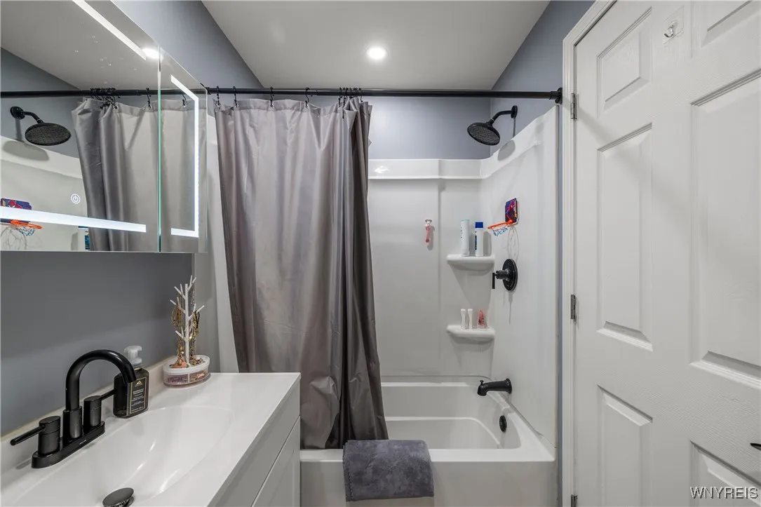 8375 Transit Road, Clarence, New York 14051, Clarence, New York 14051, 4 Bedrooms Bedrooms, 8 Rooms Rooms,2 BathroomsBathrooms,Residential,For Sale,8375 Transit Road, Clarence, New York 14051,B1627758