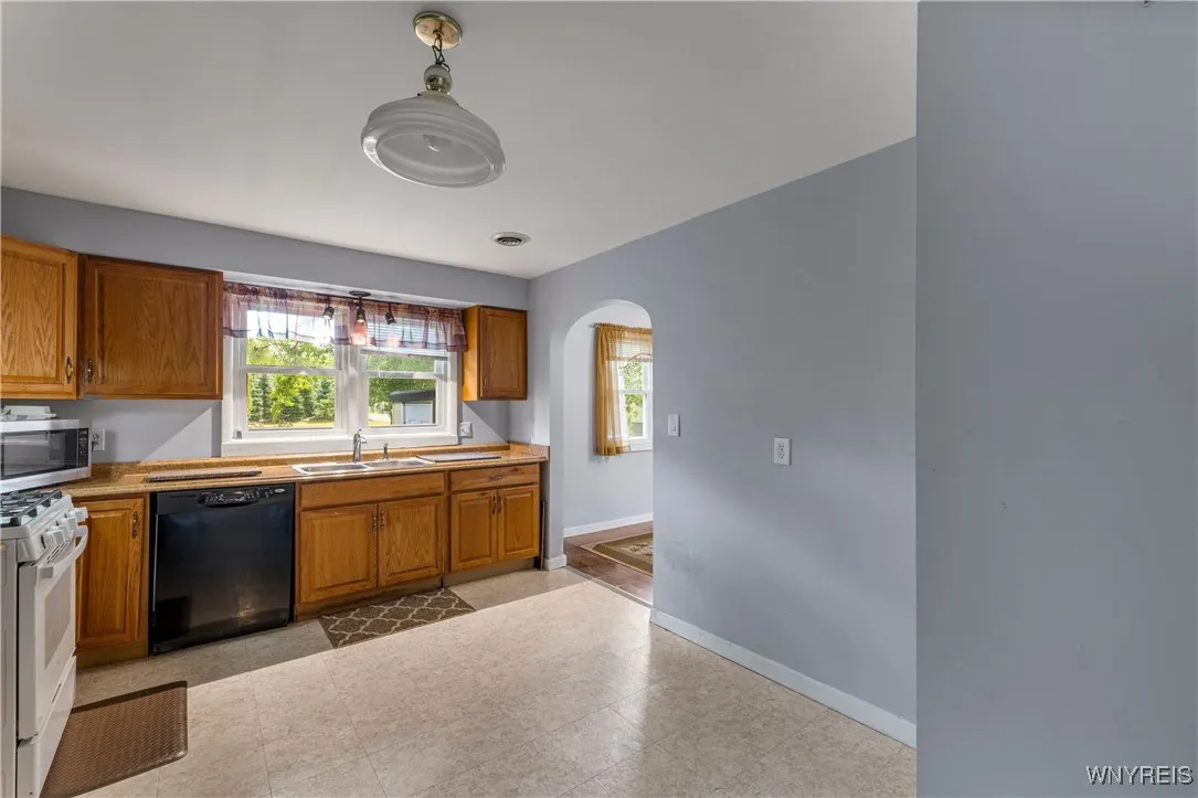 8375 Transit Road, Clarence, New York 14051, Clarence, New York 14051, 4 Bedrooms Bedrooms, 8 Rooms Rooms,2 BathroomsBathrooms,Residential,For Sale,8375 Transit Road, Clarence, New York 14051,B1627758