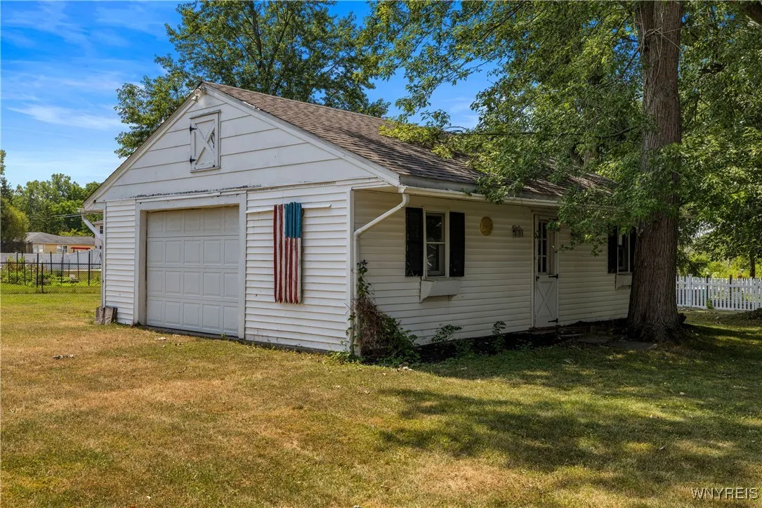 9461 Greiner Road, Clarence, New York 14031, Clarence, New York 14031, 3 Bedrooms Bedrooms, 8 Rooms Rooms,2 BathroomsBathrooms,Residential,For Sale,9461 Greiner Road, Clarence, New York 14031,B1629107