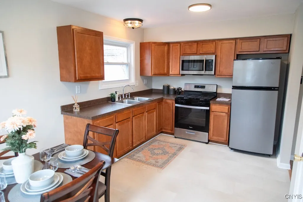 132 Fenton Street, Syracuse, New York 13204, Syracuse, New York 13204, 2 Bedrooms Bedrooms, 4 Rooms Rooms,1 BathroomBathrooms,Residential,For Sale,132 Fenton Street, Syracuse, New York 13204,S1629192