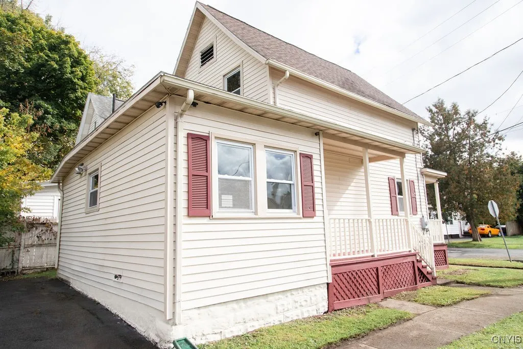 132 Fenton Street, Syracuse, New York 13204, Syracuse, New York 13204, 2 Bedrooms Bedrooms, 4 Rooms Rooms,1 BathroomBathrooms,Residential,For Sale,132 Fenton Street, Syracuse, New York 13204,S1629192