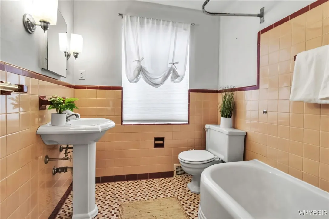 96 Amherstdale Road, Amherst, New York 14226, Amherst, New York 14226, 3 Bedrooms Bedrooms, 6 Rooms Rooms,1 BathroomBathrooms,Residential,Closed,96 Amherstdale Road, Amherst, New York 14226,0,B1627904