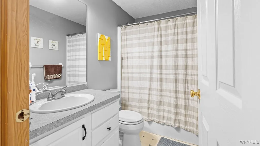 3479 Parkwood Commons, Hamburg, New York 14075, Hamburg, New York 14075, 4 Bedrooms Bedrooms, 9 Rooms Rooms,2 BathroomsBathrooms,Residential,For Sale,3479 Parkwood Commons, Hamburg, New York 14075,B1629211
