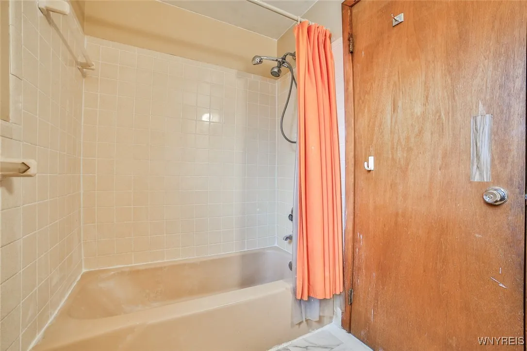 4889 Harlem Road, Amherst, New York 14226, Amherst, New York 14226, 6 Bedrooms Bedrooms, ,2 BathroomsBathrooms,Residential,Closed,4889 Harlem Road, Amherst, New York 14226,0,B1629447