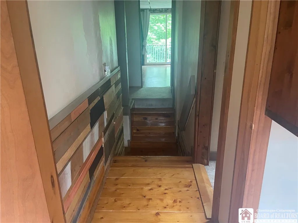 Stairs from back bedroom to front bedroom - bathroom between bedrooms
