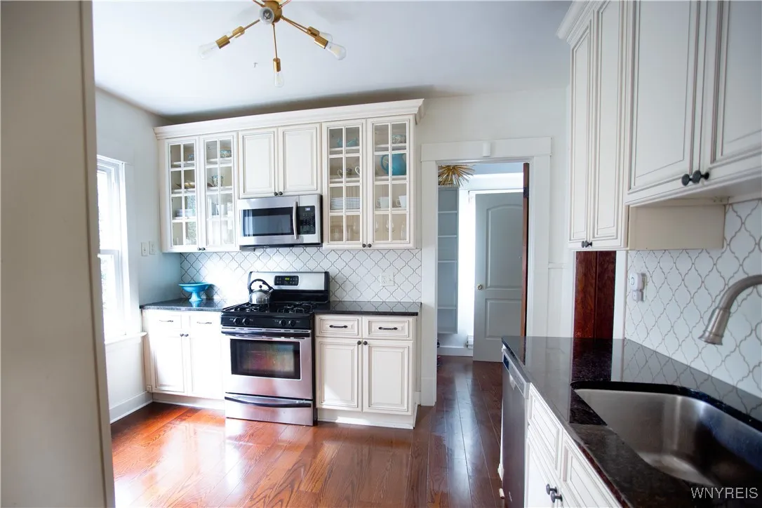 72 University Avenue, Buffalo, New York 14214, Buffalo, New York 14214, 4 Bedrooms Bedrooms, 9 Rooms Rooms,2 BathroomsBathrooms,Residential,For Sale,72 University Avenue, Buffalo, New York 14214,B1627247