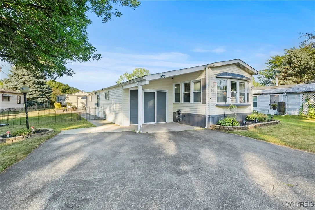 41 Burgundy Circle, West Seneca, New York 14224, West Seneca, New York 14224, 2 Bedrooms Bedrooms, 6 Rooms Rooms,1 BathroomBathrooms,Residential,For Sale,41 Burgundy Circle, West Seneca, New York 14224,B1629560