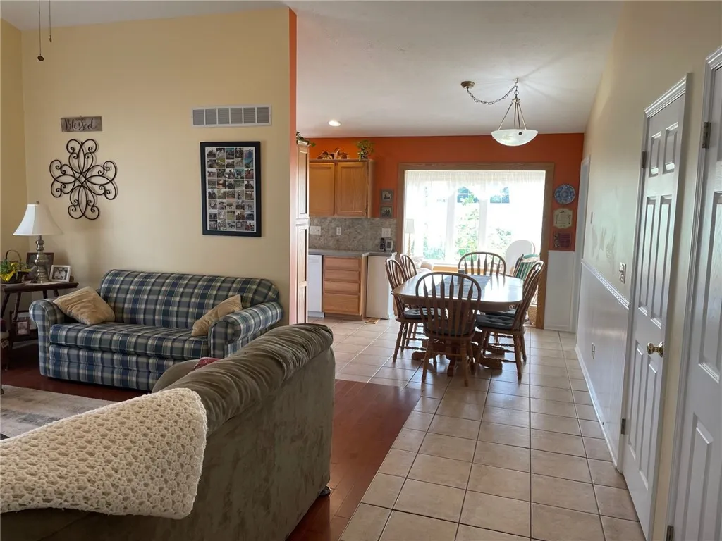 Clear sight lines to the eat-in kitchen