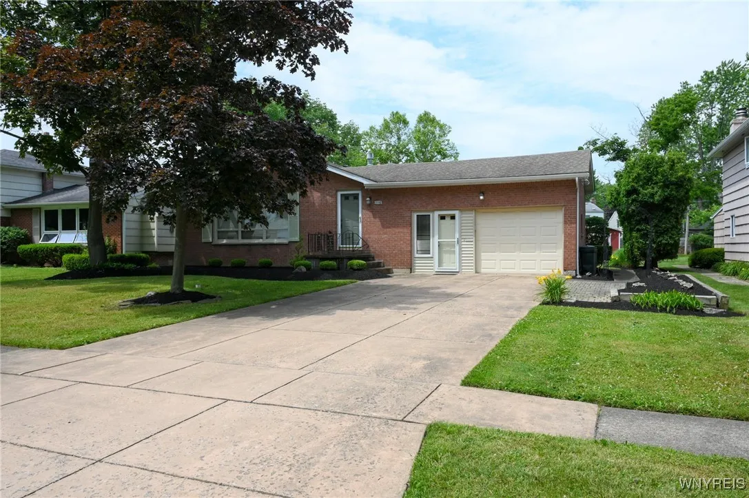 116 Segsbury Road, Amherst, New York 14221, Amherst, New York 14221, 3 Bedrooms Bedrooms, 7 Rooms Rooms,2 BathroomsBathrooms,Residential,Closed,116 Segsbury Road, Amherst, New York 14221,0,B1628397