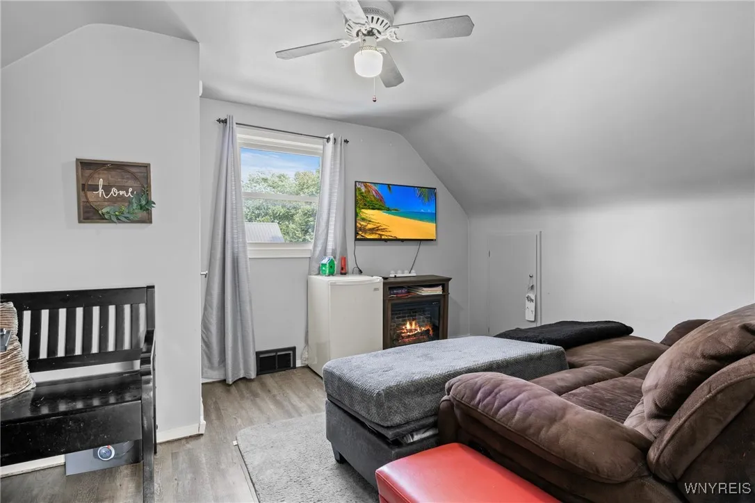 2nd Bedroom (Upstairs)