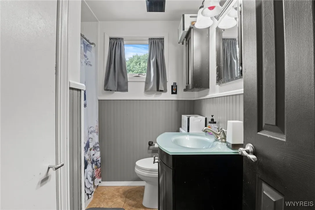 Full Bathroom (1st Floor)