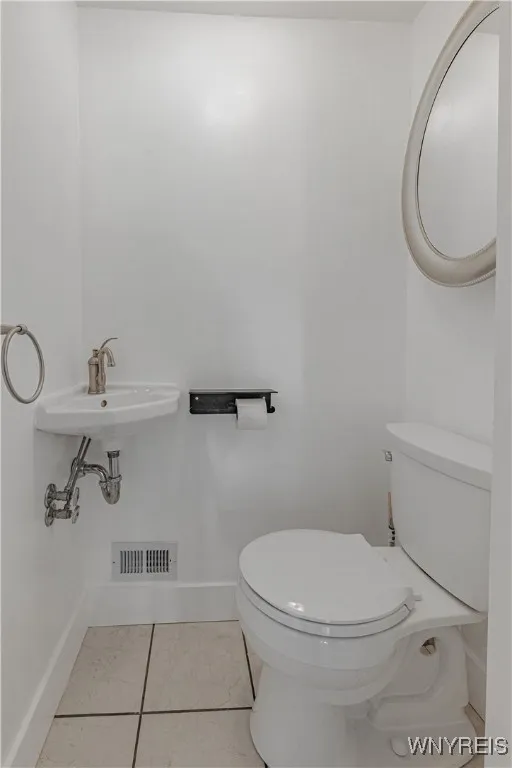 1st floor 1/2 bath